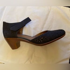 Cindie Mary Jane Heels Sz 9 never worn Navy
